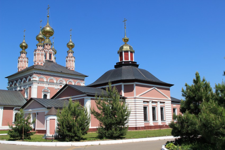 Суздаль. Суздальский православный лицей. Церковь Флора и Лавра. фасады