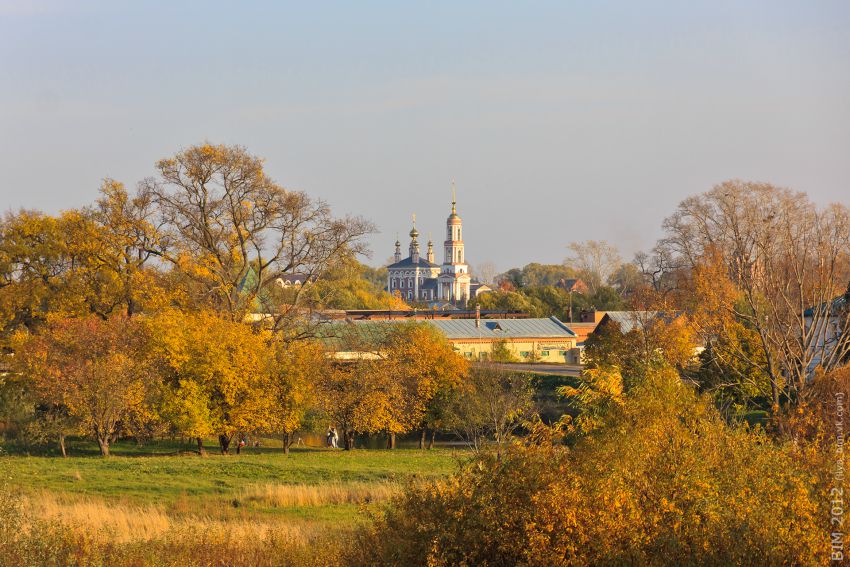 Суздаль. Суздальский православный лицей. Церковь Михаила Архангела. общий вид в ландшафте