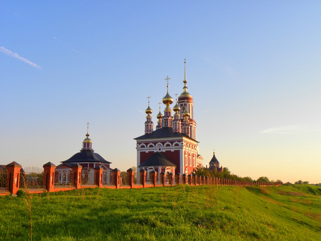 Суздаль. Суздальский православный лицей. Церковь Михаила Архангела. общий вид в ландшафте