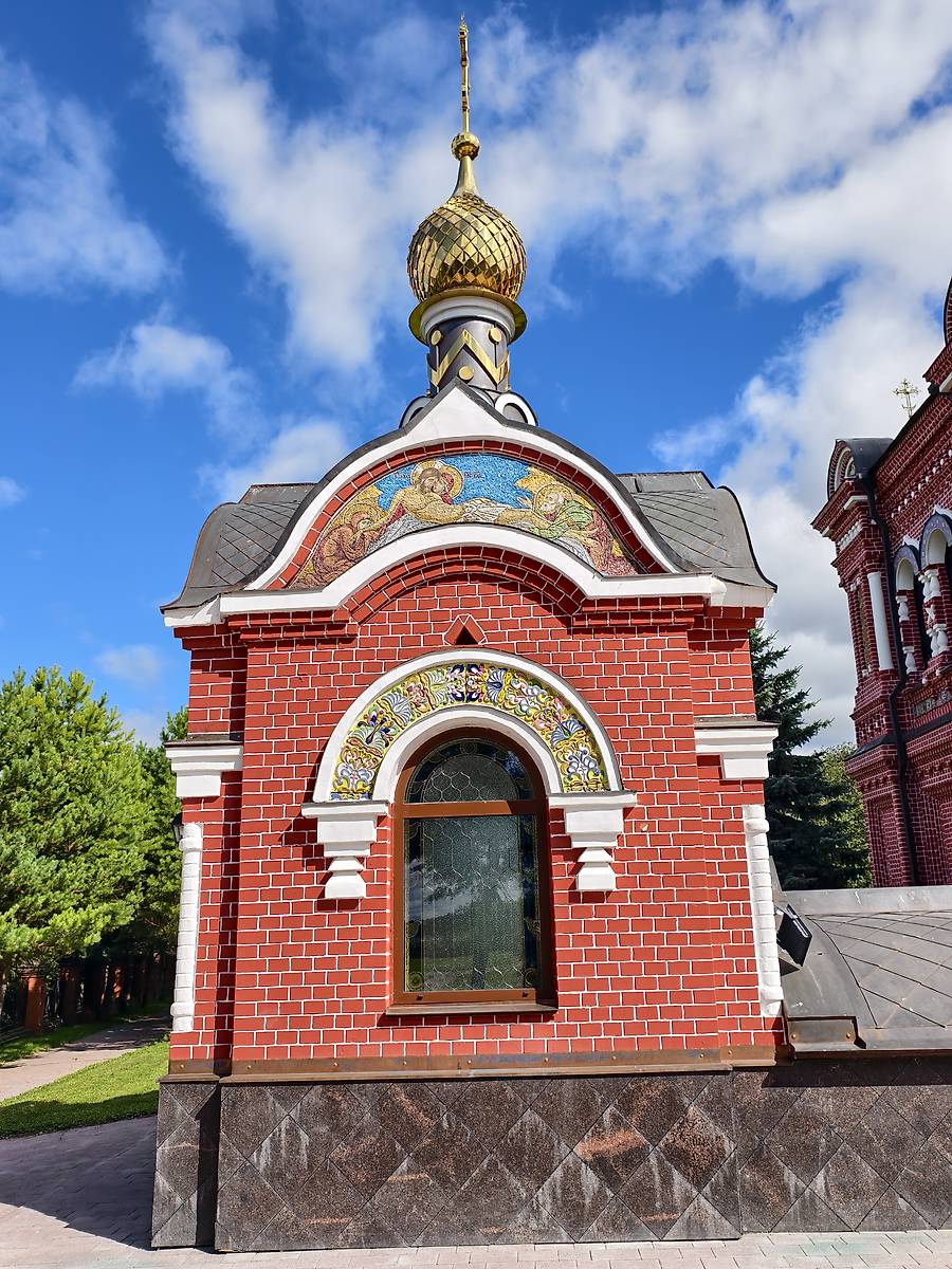 Вход в крипту, архитектурные детали. Православный лицей. Церковь Александра Невского, Суздаль (Суздальский район, Владимирская область)