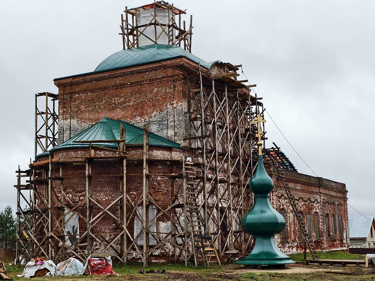 Общий вид восстановительных работ с Северо-востока, документальные фотографии. Церковь Параскевы Пятницы, Ряхово (Камешковский район, Владимирская область)