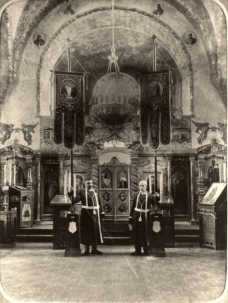 Хоругвеносцы на фоне иконостаса Великокняжеской церкви. Фото 1913-1914 гг., архивная фотография. Церковь Михаила Тверского и Александра Невского, Елец (Елецкий район и г. Елец, Липецкая область)