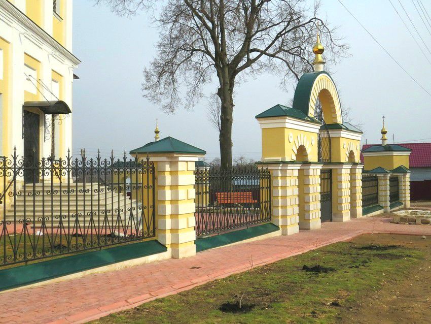 Церковь Константина и Елены, Верея (Наро-Фоминский городской округ, Московская область). дополнительная информация, Церковная ограда