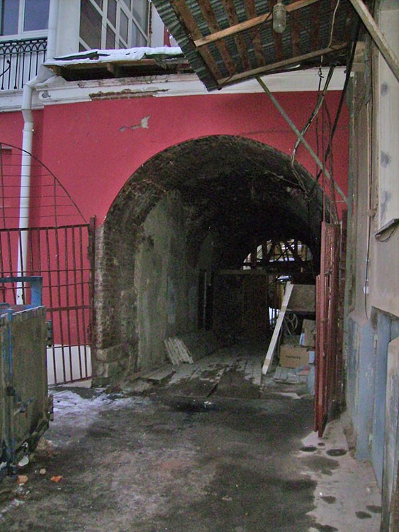 Заиконоспасский монастырь, Тверской (Центральный административный округ (ЦАО), г. Москва). дополнительная информация, Старинные  проездные  ворота  собора  на  территорию  монастрыря