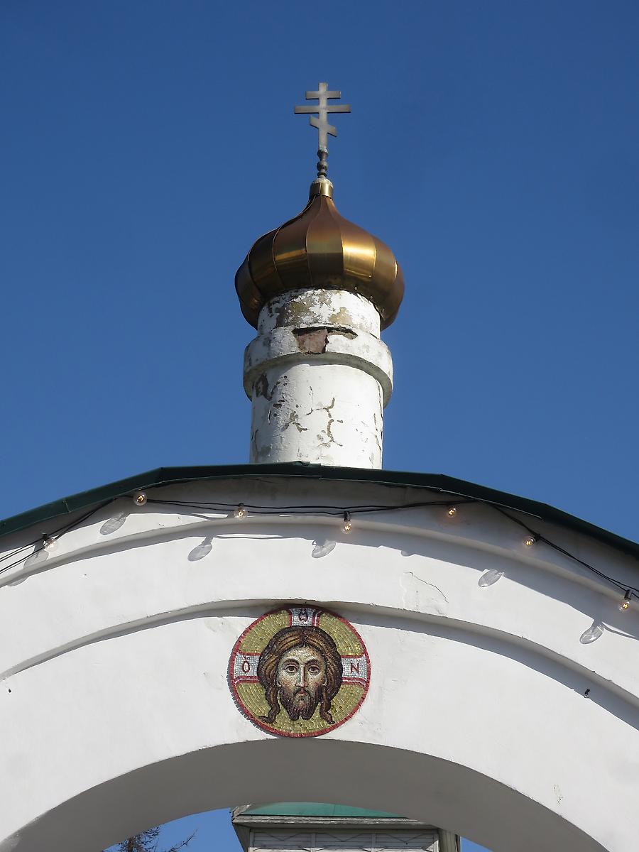 Образ Спасителя на вратах церковной ограды, дополнительная информация. Церковь Троицы Живоначальной в Перловке, Мытищи (Мытищинский городской округ и гг. Долгопрудный, Лобня, Московская область)