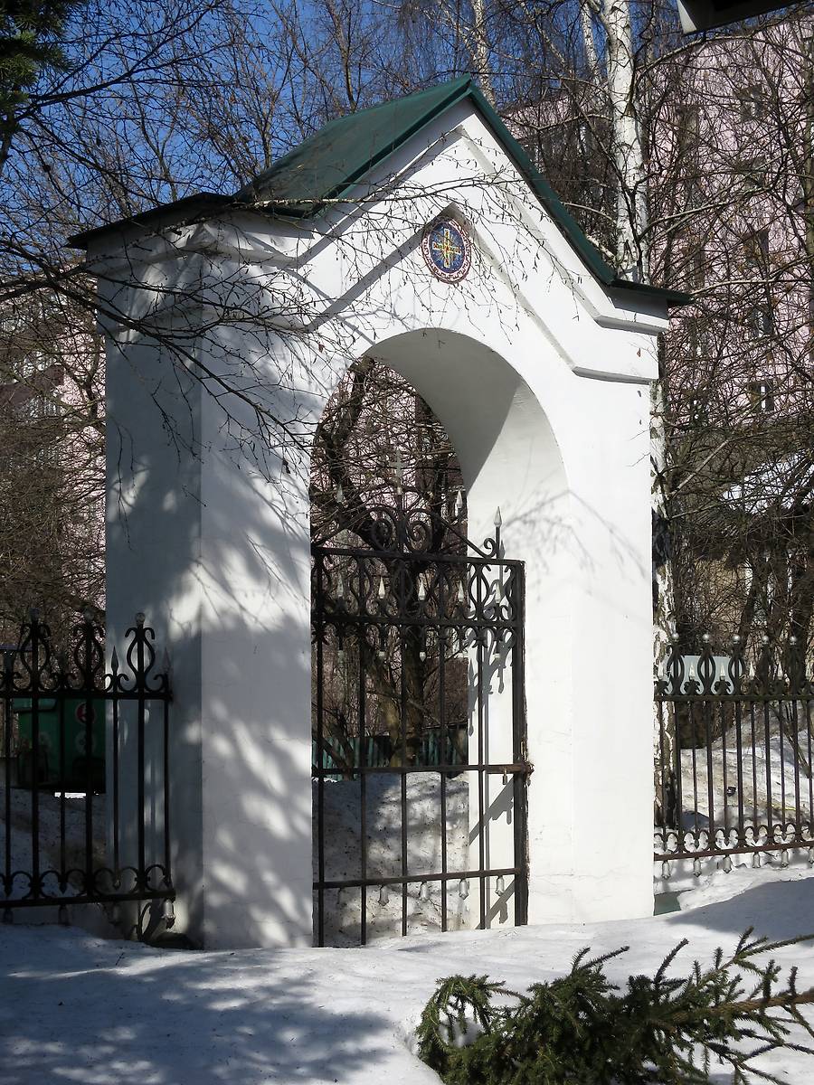 Калитка западной части церковной ограды, дополнительная информация. Церковь Троицы Живоначальной в Перловке, Мытищи (Мытищинский городской округ и гг. Долгопрудный, Лобня, Московская область)