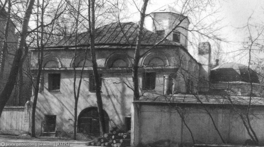 Церковь Успения Пресвятой Богородицы в Путинках, Тверской (Центральный административный округ (ЦАО), г. Москва). архивная фотография,  фото с сайта pastvu.ru Фото 1980-х годов.