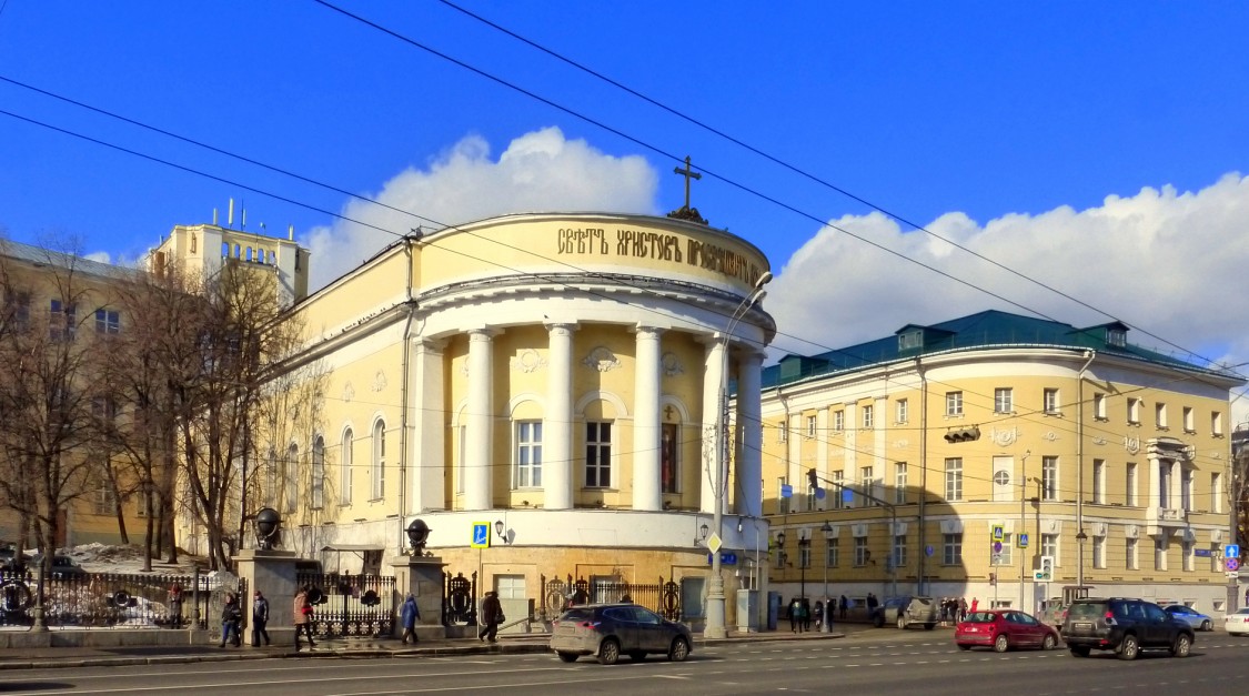 Тверской. Домовая церковь Татианы при Московском университете. общий вид в ландшафте