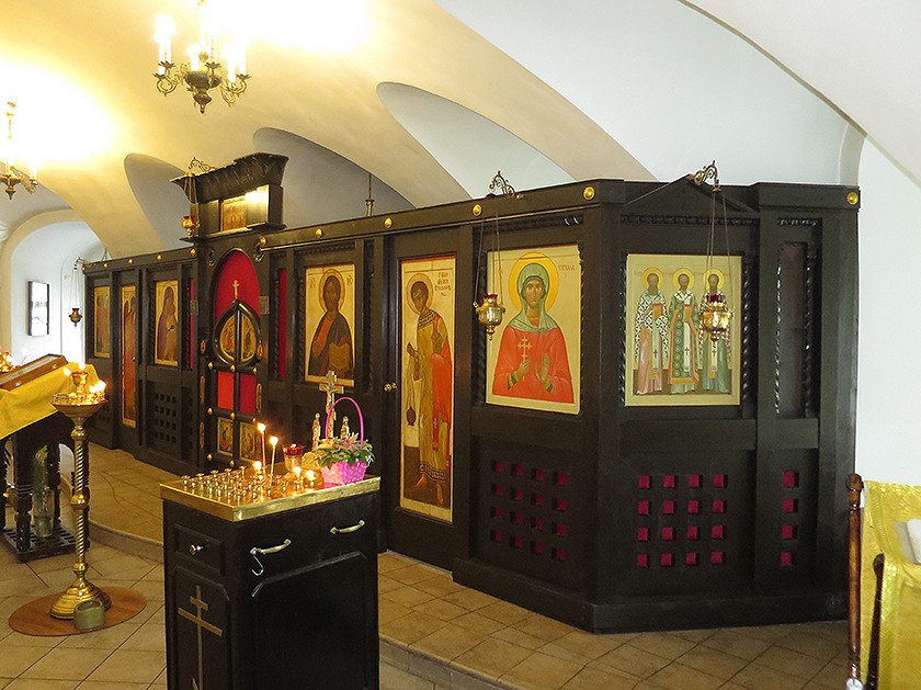 Домовая церковь Татианы при Московском университете, Тверской (Центральный административный округ (ЦАО), г. Москва). интерьер и убранство, Иконостас нижнего храма. Создан в 1951 г. Первоначально находился в храме Серафима Саровского в Нью-Йорке. Храму Татианы передан в 1998 г.