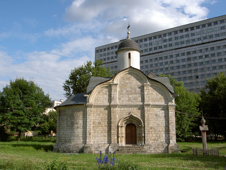 Мещанский. Церковь Трифона мученика в Напрудной. общий вид в ландшафте