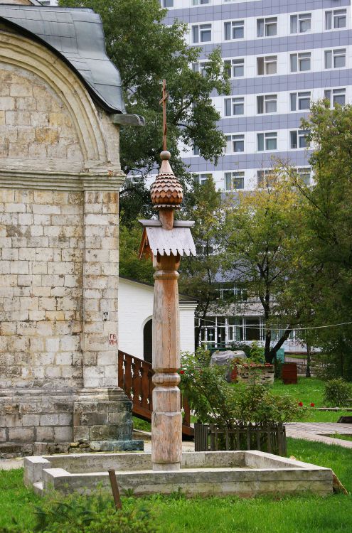 Церковь Трифона мученика в Напрудной, Мещанский (Центральный административный округ (ЦАО), г. Москва). дополнительная информация, Голубец слева от церкви