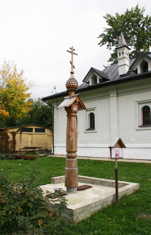 Мещанский. Церковь Трифона мученика в Напрудной. дополнительная информация, Голубец справа от церкви