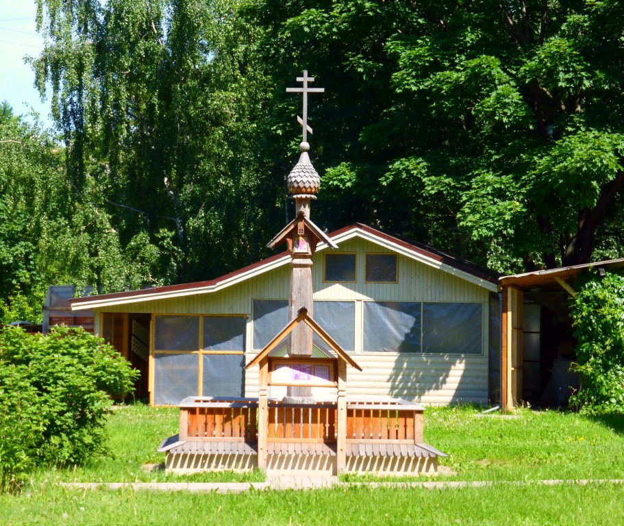 Мещанский. Церковь Трифона мученика в Напрудной. дополнительная информация, голубец справа от церкви