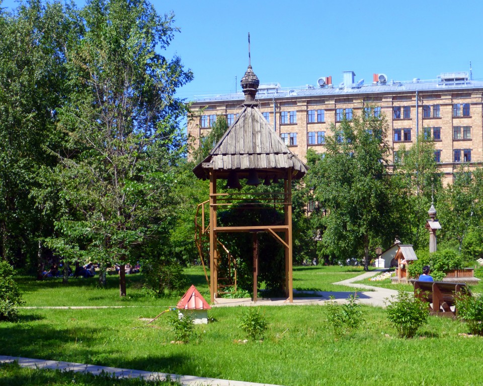 Церковь Трифона мученика в Напрудной, Мещанский (Центральный административный округ (ЦАО), г. Москва). дополнительная информация, Звонница и колодец.