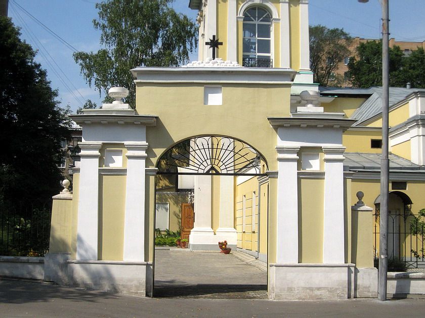 Церковь Тихвинской иконы Божией Матери в Сущёве, Тверской (Центральный административный округ (ЦАО), г. Москва). дополнительная информация, Врата церковной ограды.