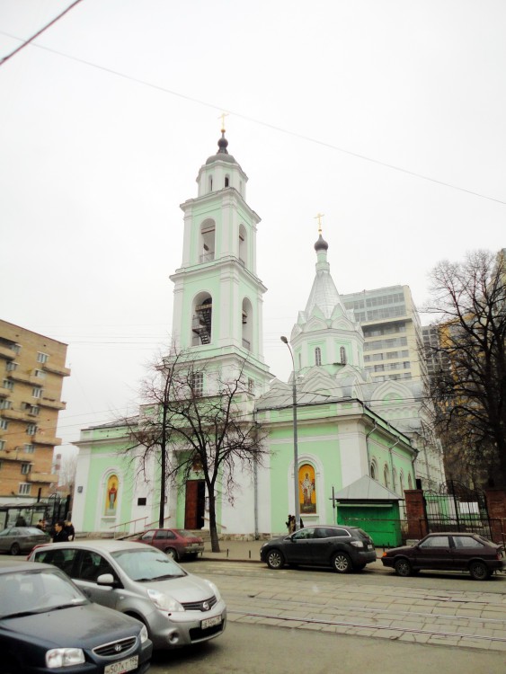 Церковь Троицы Живоначальной на Шаболовке, Якиманка (Центральный административный округ (ЦАО), г. Москва). общий вид в ландшафте