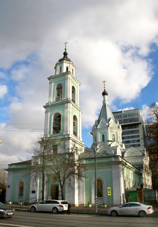 Якиманка. Церковь Троицы Живоначальной на Шаболовке. общий вид в ландшафте