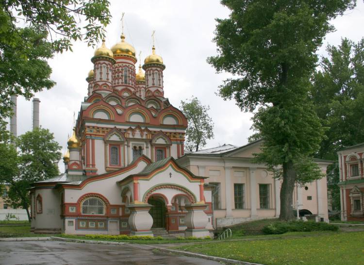 Церковь Николая Чудотворца (Троицы Живоначальной) на Берсеневке, в Верхних Садовниках, Якиманка (Центральный административный округ (ЦАО), г. Москва). общий вид в ландшафте