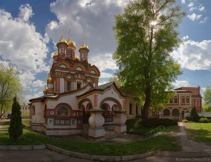Церковь Николая Чудотворца (Троицы Живоначальной) на Берсеневке, в Верхних Садовниках, Якиманка (Центральный административный округ (ЦАО), г. Москва). общий вид в ландшафте