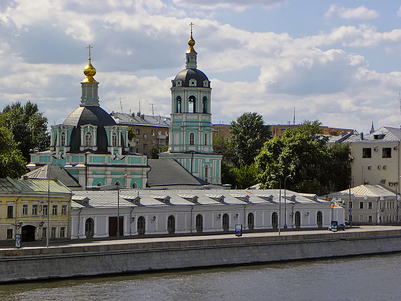 Церковь Николая Чудотворца (Преображения Господня) в Заяицком, Замоскворечье (Центральный административный округ (ЦАО), г. Москва). общий вид в ландшафте