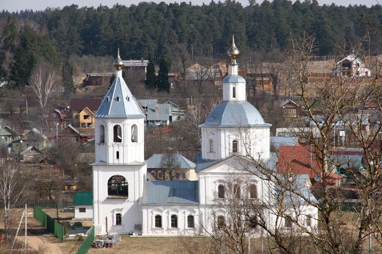 Церковь Богоявления Господня (Космы и Дамиана) в Заречье, Верея (Наро-Фоминский городской округ, Московская область). общий вид в ландшафте