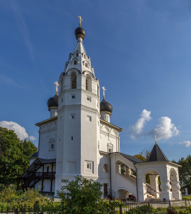 Верея. Спасский монастырь. Церковь Входа Господня в Иерусалим. фасады, Вид с северо-запада