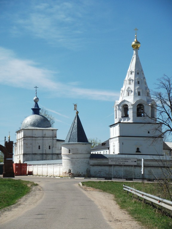 Можайск. Лужецкий Ферапонтов монастырь. Колокольня. общий вид в ландшафте, Часовня справа,слева надвратная церковь