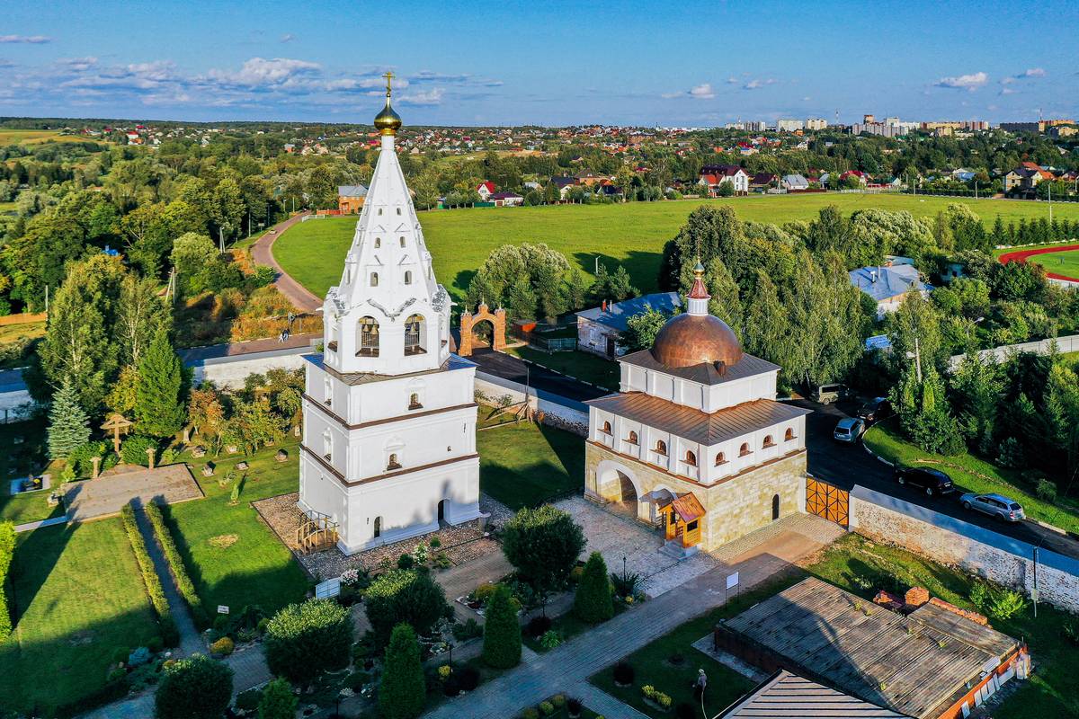 общий вид в ландшафте. Лужецкий Ферапонтов монастырь. Надвратная церковь Преображения Господня, Можайск (Можайский городской округ, Московская область)
