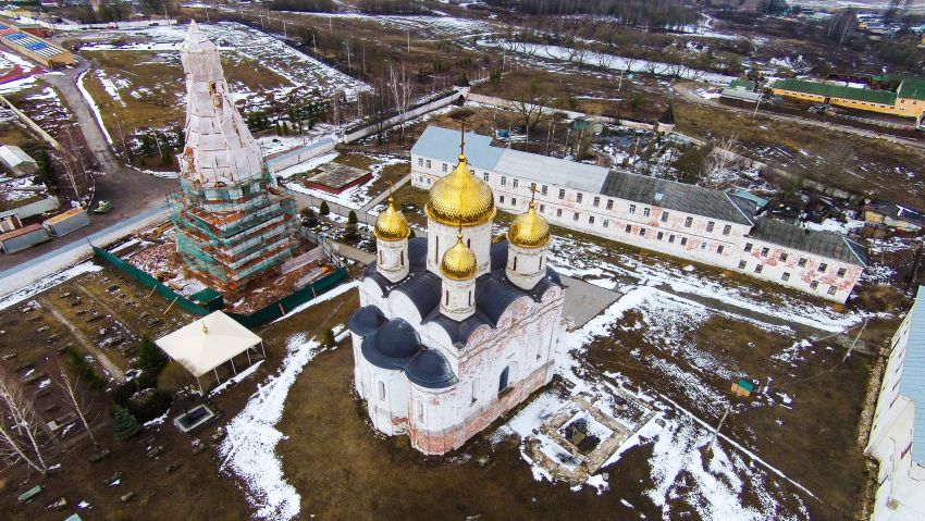 Можайск. Лужецкий Ферапонтов монастырь. Собор Рождества Пресвятой Богородицы. общий вид в ландшафте