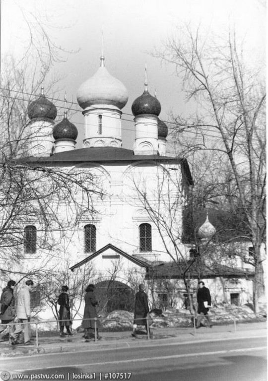 Сретенский монастырь. Собор Сретения Владимирской иконы Божией Матери, Мещанский (Центральный административный округ (ЦАО), г. Москва). архивная фотография, Фотограф: И.Нагайцев.1989 годами (направление съемки — северо-запад) Фото с http://oldmos.ru/old/photo/view/107517	