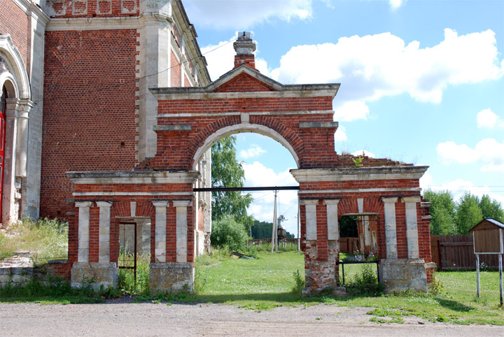 Церковь Воздвижения Креста Господня, Сокольниково (Домодедовский городской округ, Московская область). дополнительная информация, "Красивые двустворчатые святые ворота"