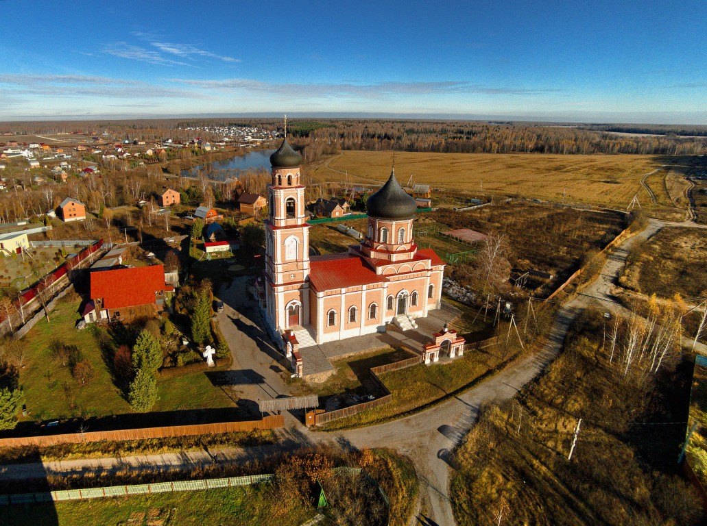 Церковь Воздвижения Креста Господня, Сокольниково (Домодедовский городской округ, Московская область). общий вид в ландшафте