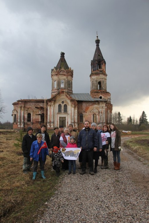 Церковь Введения во храм Пресвятой Богородицы, Хотово (Волховский район, Ленинградская область). документальные фотографии, Посадка сосен на 