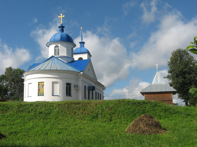 Волхов, город. Церковь Михаила Архангела. общий вид в ландшафте