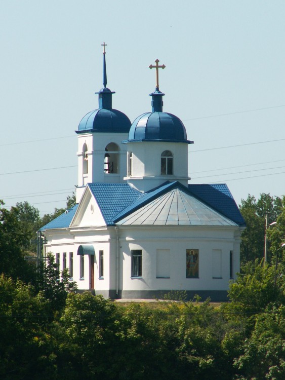 Волхов, город. Церковь Михаила Архангела. общий вид в ландшафте