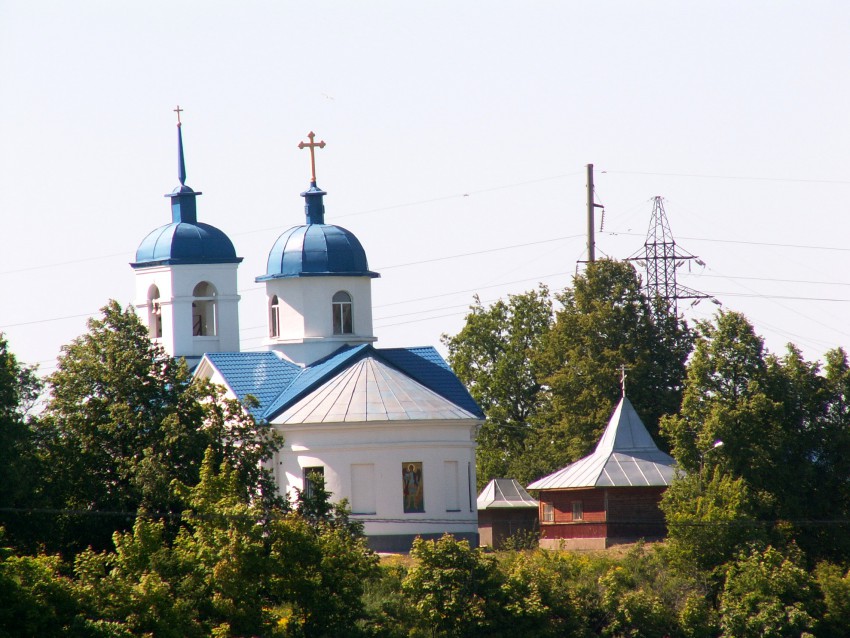 Волхов, город. Церковь Михаила Архангела. общий вид в ландшафте