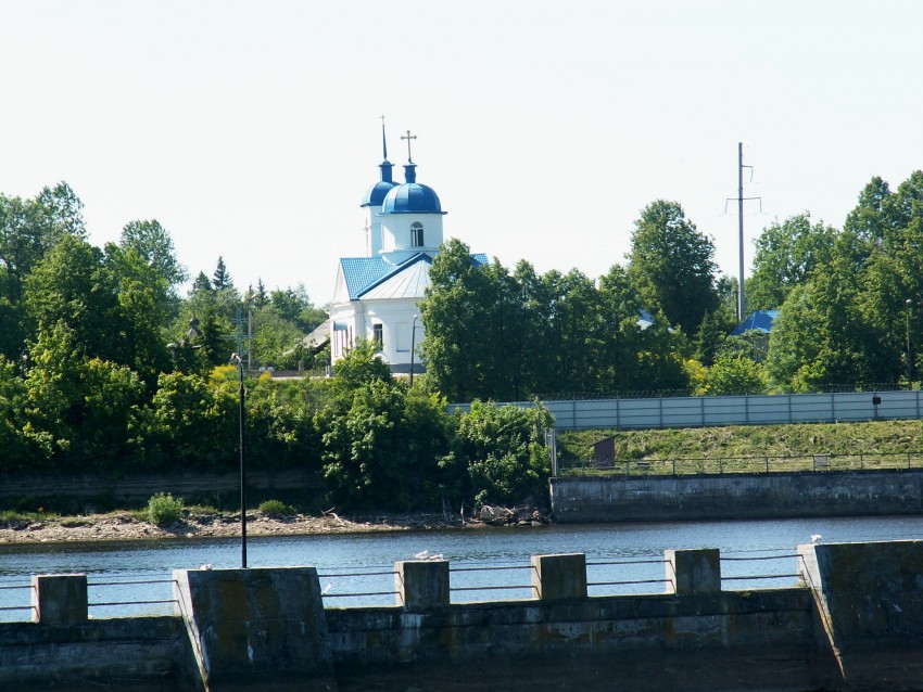 Церковь Михаила Архангела, Волхов, город (Волховский район, Ленинградская область). общий вид в ландшафте, вид на храм от Волховского шлюза и ГЭС