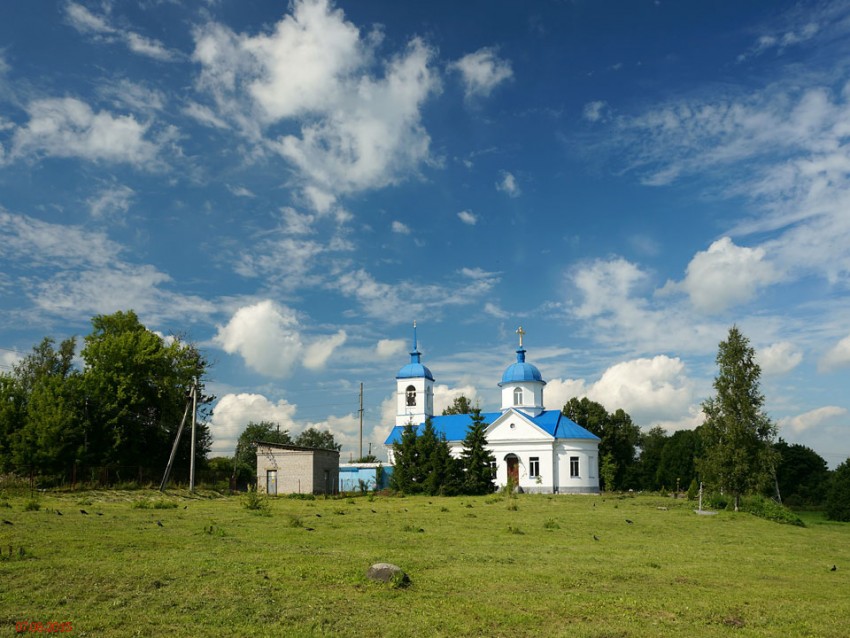 Волхов, город. Церковь Михаила Архангела. общий вид в ландшафте