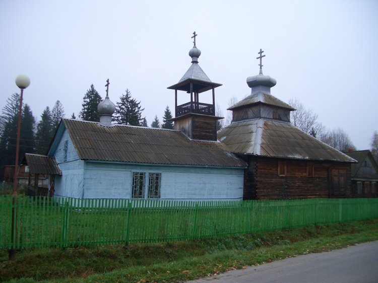 Церковь Рождества Пресвятой Богородицы, Усть-Чёрная (Киришский район, Ленинградская область). фасады, В конце 60-ых годов я проходил мимо нее. Тогда был только черный бревенчатый остов. А поселка было пара домов (лесник). Он и на карте был обозначен как нежилой.