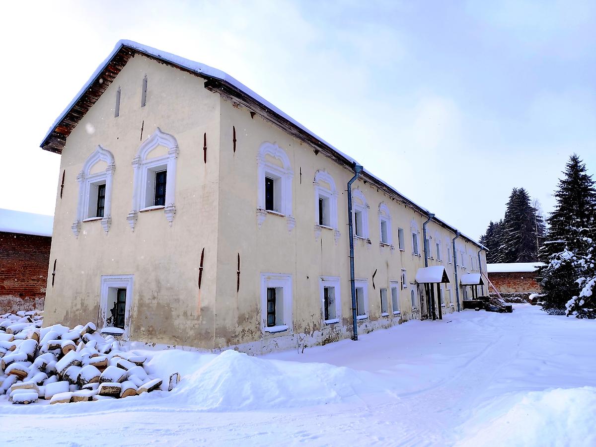 Келейный корпус, фасады. Троицкий Зеленецкий мужской монастырь, Зеленец (Волховский район, Ленинградская область)
