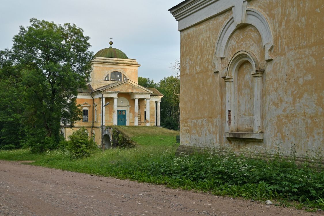 Прямухино. Церковь Троицы Живоначальной. фасады, Общий вид с северо-запада. На переднем плане - фрагмент фасада колокольни.
