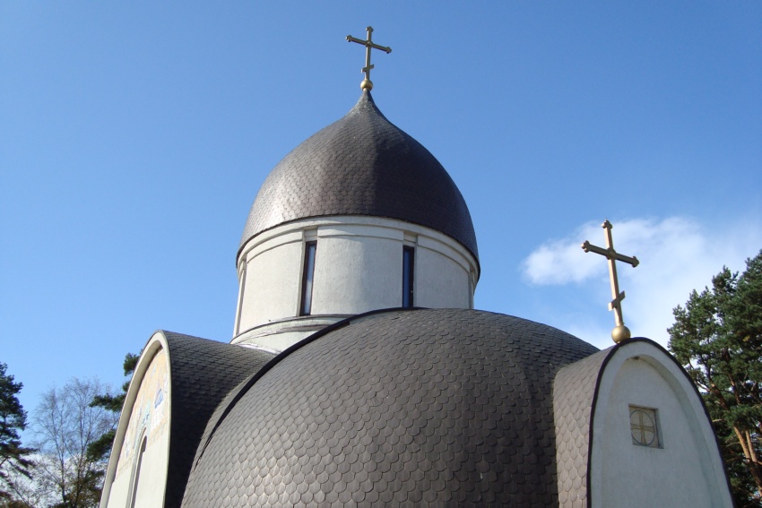 Сестрорецк (Александровская). Церковь Рождества Пресвятой Богородицы. архитектурные детали, Храм сравнивают с воином: форма купола - шлем, чешуйчатое покрытие крыши - кольчуга.