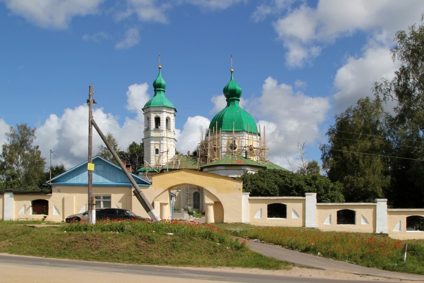 Церковь Иоанна Богослова, Торжок (Торжокский район и г. Торжок, Тверская область). общий вид в ландшафте