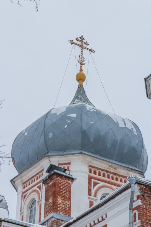 Церковь Успения Пресвятой Богородицы, Вышний Волочёк (Вышневолоцкий район и г. Вышний Волочёк, Тверская область). архитектурные детали, Завершение основного объема