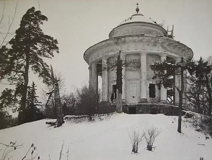 Фото 1950-х гг. Автор: Ильин Михаил Андреевич. Источник фотографии: https://goskatalog.ru/portal/#/collections?id=8835486, архивная фотография. Церковь Воскресения Христова, Никольское (Торжокский район и г. Торжок, Тверская область)