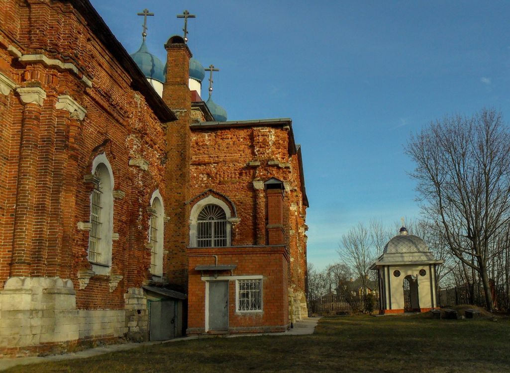 Гора. Церковь Рождества Пресвятой Богородицы. дополнительная информация, Усыпальница Смирновых - семьи фабриканта д. Ликино у южной стены храма