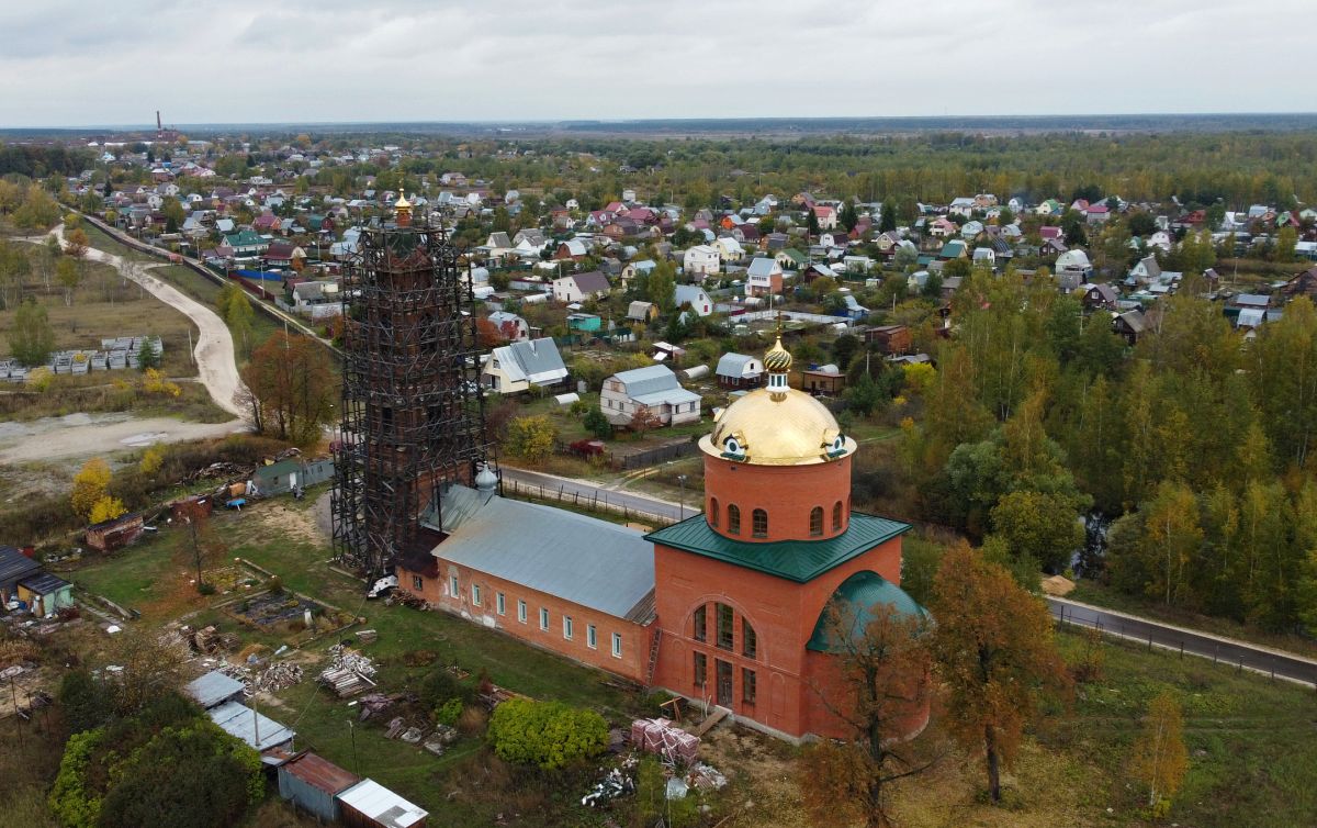 Дрезна. Церковь Троицы Живоначальной. общий вид в ландшафте