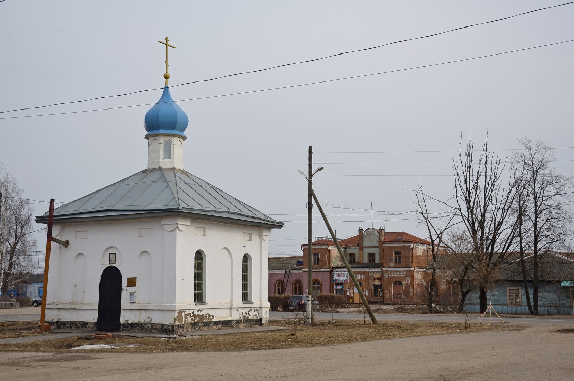 Часовня Александра Невского, Новки (Камешковский район, Владимирская область). фасады, Вид на церковь и старинное здание железнодорожного вокзала