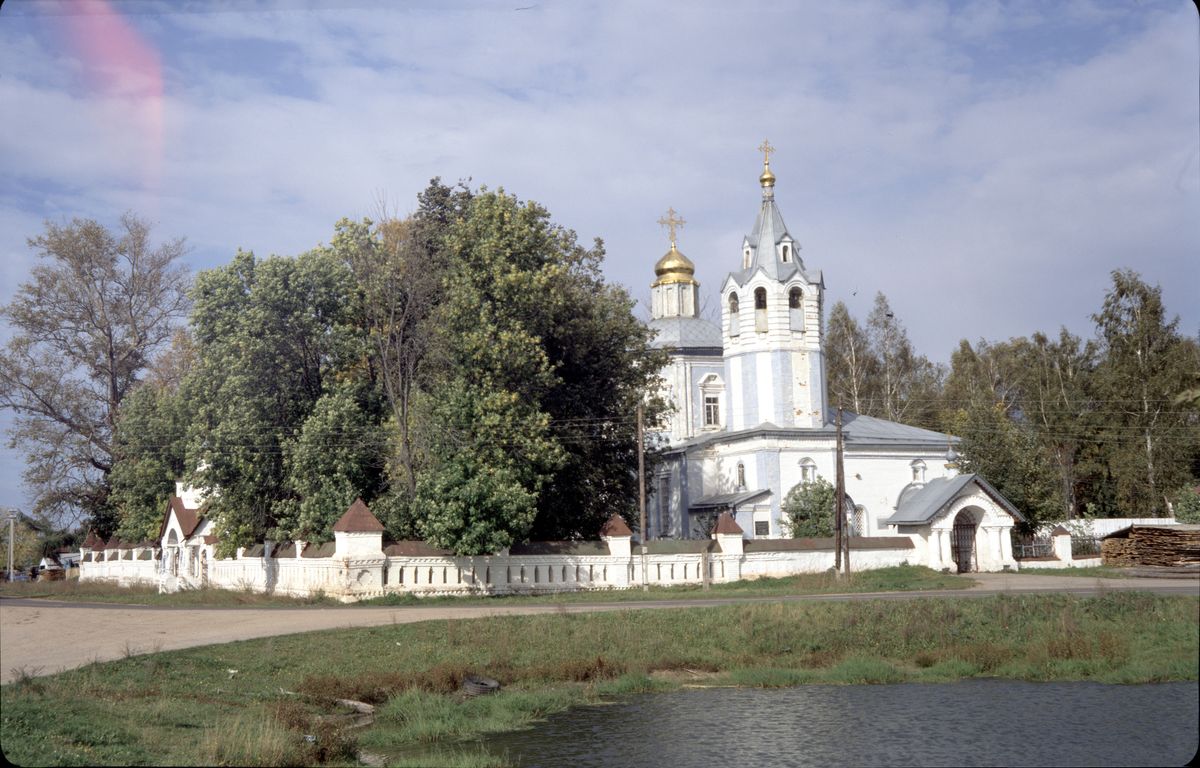 общий вид в ландшафте. Церковь Всех Святых, Эдемское (Камешковский район, Владимирская область)
