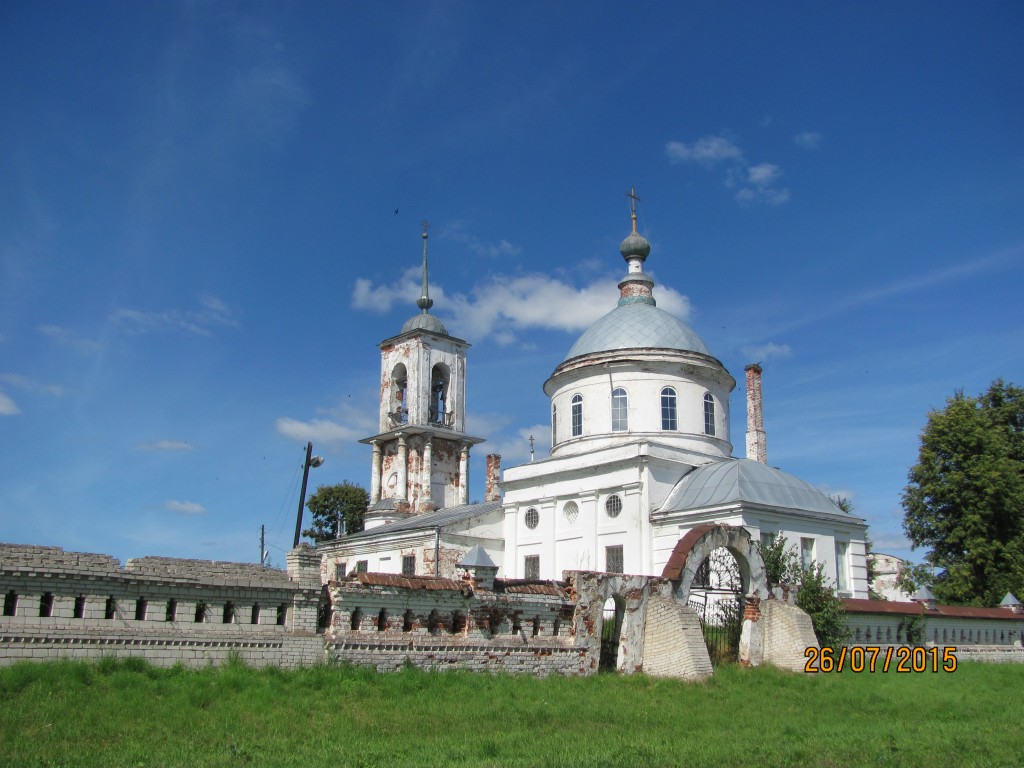 Горки. Церковь Троицы Живоначальной. общий вид в ландшафте, лето 2015